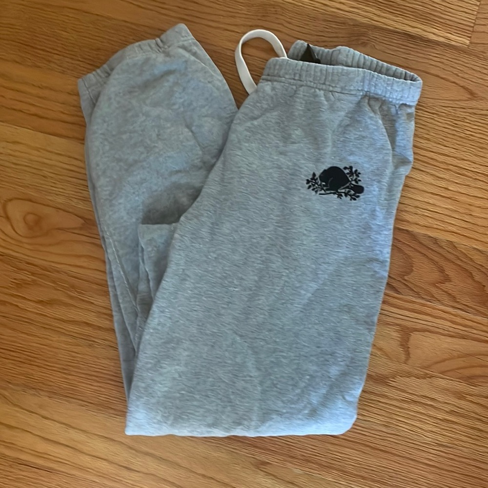 Roots sweatpants can fit female